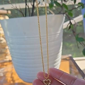 Elegant Gold Necklace with Floral Pendant